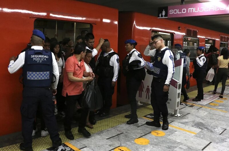 Policías en el metro de la Ciudad de México