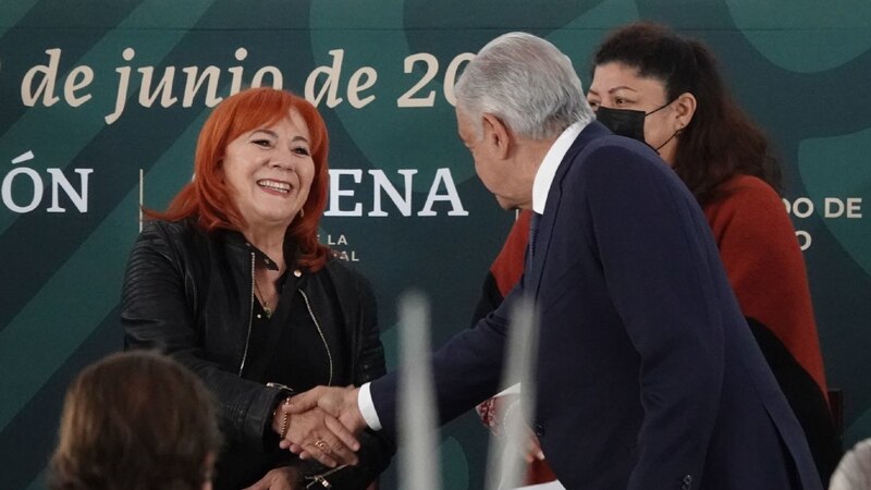 AMLO entrega reconocimiento a Elena Poniatowska