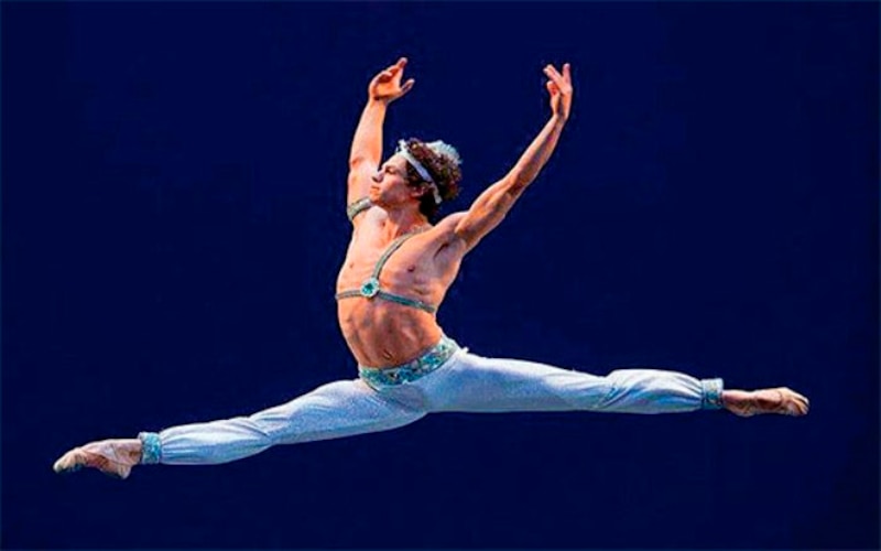 Bailarín de ballet realizando un gran salto
