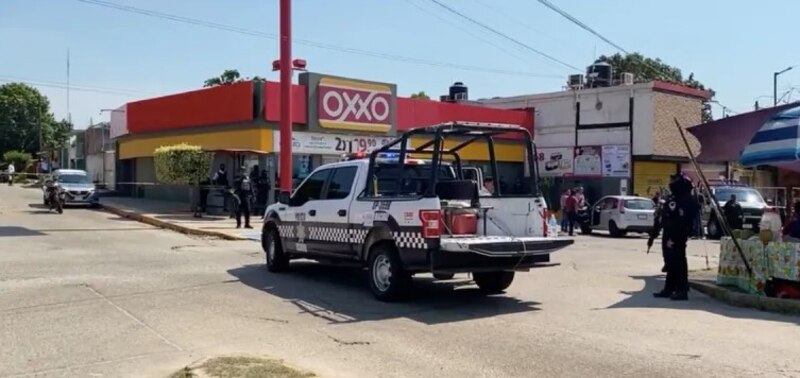 Robo a mano armada en una tienda Oxxo