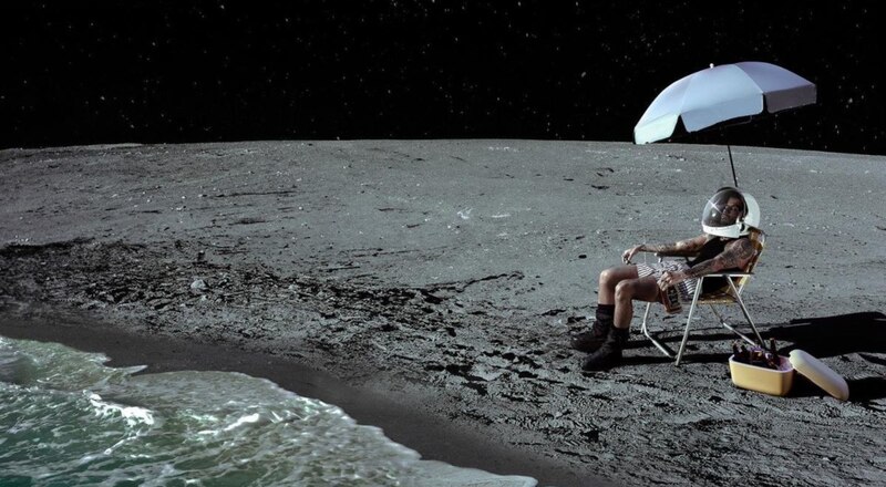 Astronauta tomando el sol en la luna