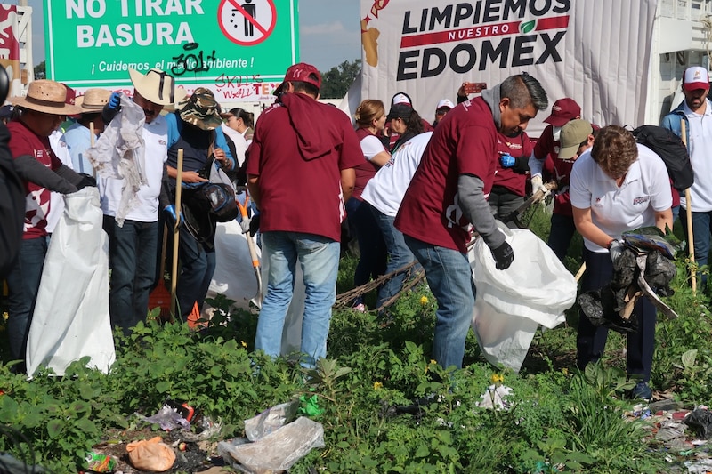 Voluntarios limpian el medio ambiente en el Estado de México