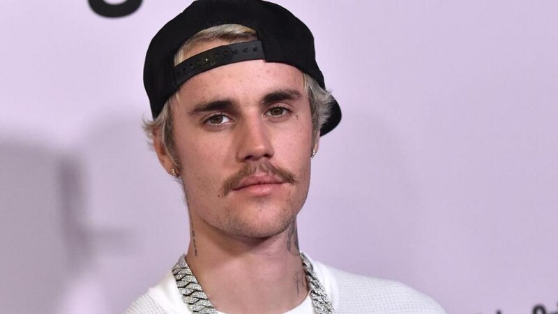 Justin Bieber muestra su nuevo look con bigote