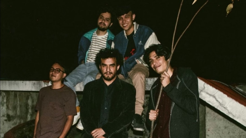 Cuatro amigos posando para una foto