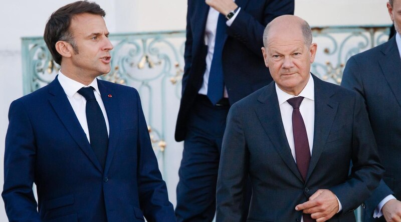 El presidente francés Emmanuel Macron y el canciller alemán Olaf Scholz asisten a una conferencia de prensa conjunta en el Elíseo