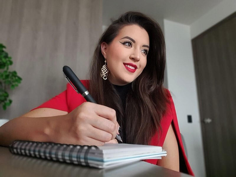 Mujer escribiendo en un cuaderno