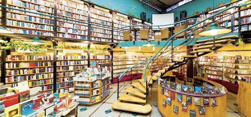 Librería con escaleras de caracol