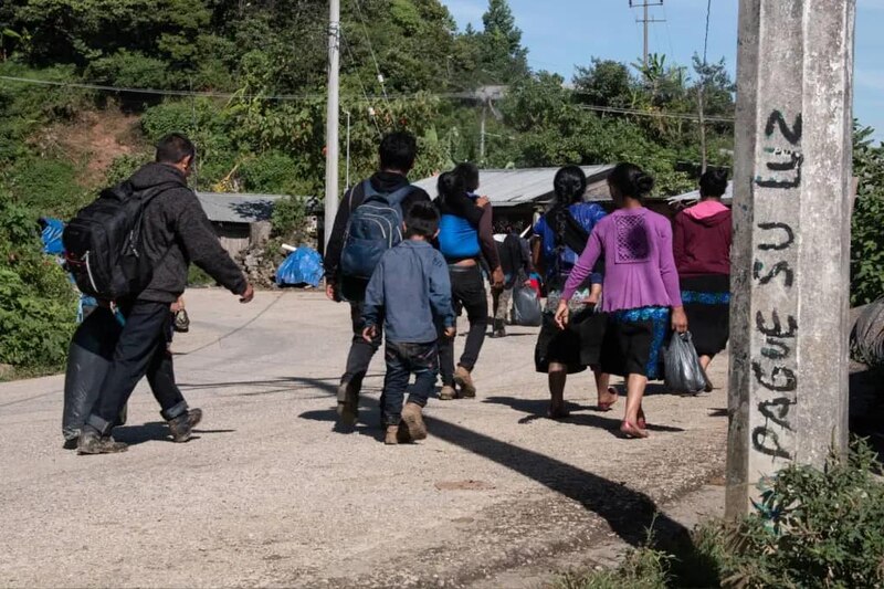 Indígenas caminando por un pueblo en Guatemala