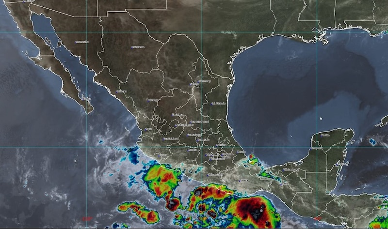 Imagen satelital del SMN con nubosidad intensa sobre el Pacífico mexicano, indicando la formación potencial del ciclón Bárbara frente a Guerrero.