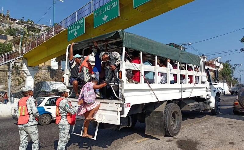 Autobús público abarrotado en México