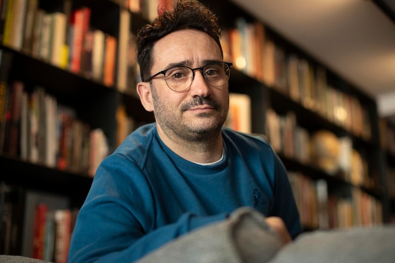 Retrato de un hombre con gafas y pelo rizado