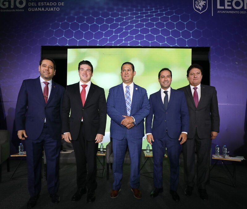 Políticos sonrientes en un evento