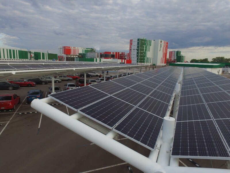 Paneles solares en el estacionamiento de una empresa