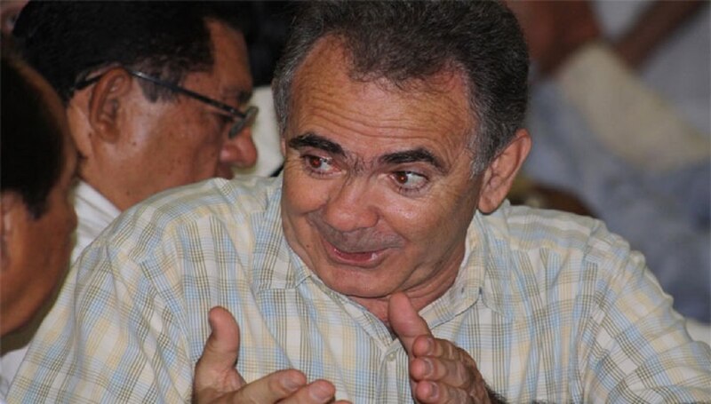 El expresidente Leonel Fernández sonríe durante un evento público.