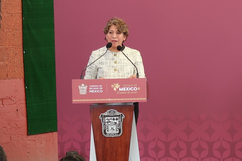 - La Gobernadora del Estado de México, Delfina Gómez Álvarez, da un discurso durante un evento público.