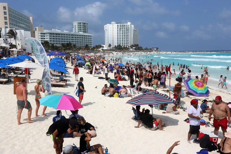 Playa llena de gente en Cancún