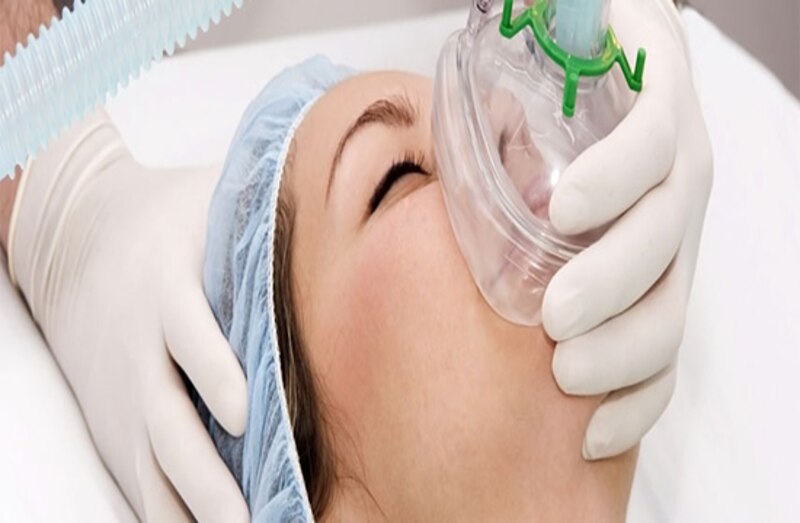 Mujer recibiendo anestesia