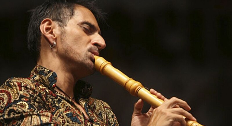 El flautista Horacio Franco interpreta una pieza musical.