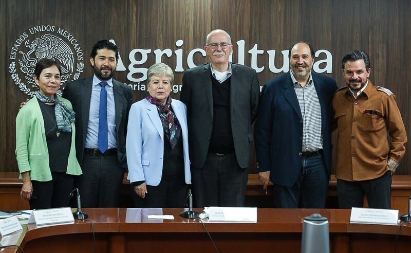 Secretarios de Agricultura, Trabajo y Medio Ambiente de México durante la presentación de un programa de agroexportaciones sostenibles y formales