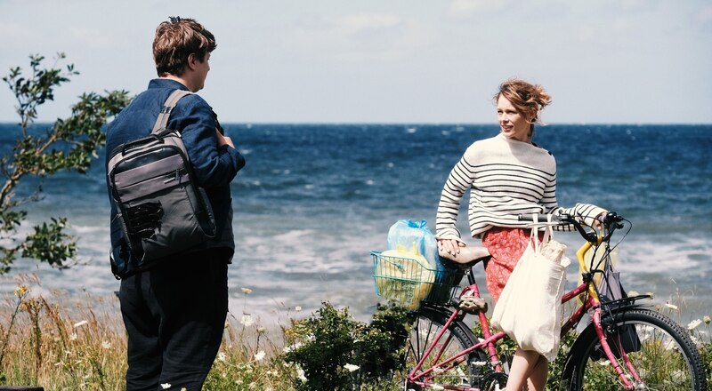 Pareja joven en la playa