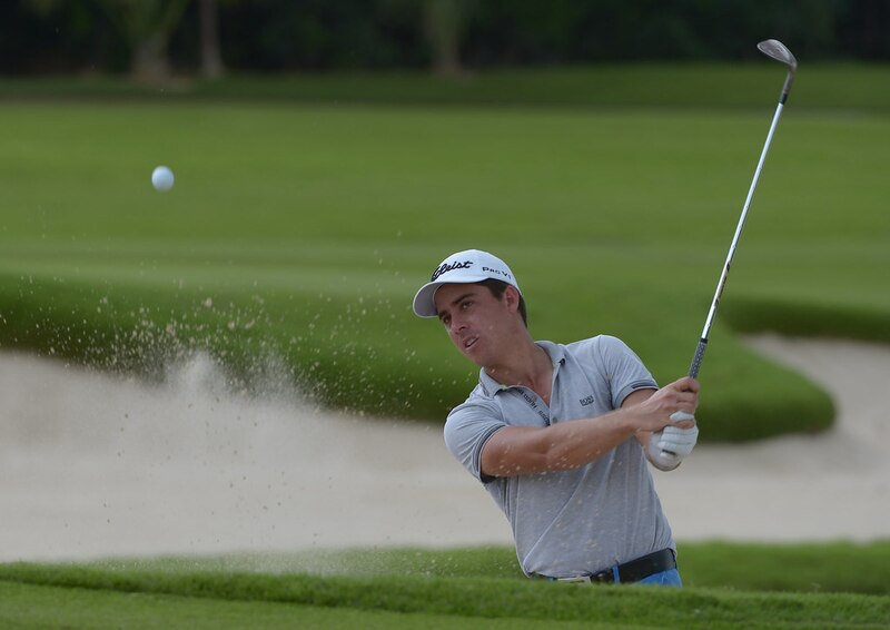 Golfista masculino en acción