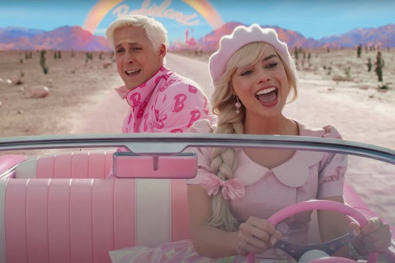 Barbie y Ken conduciendo un coche rosa