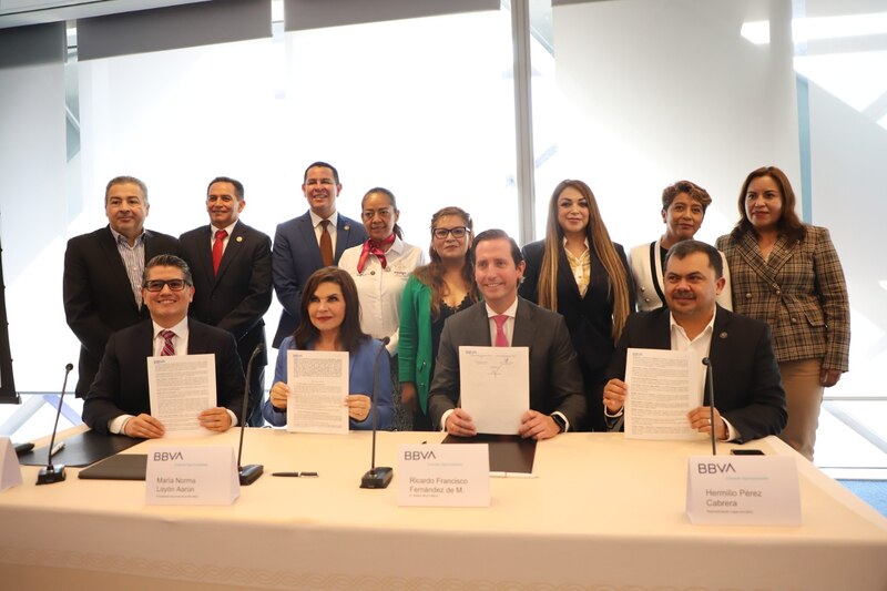 Firma del convenio de colaboración con la participación de la alcaldesa de Tecamac