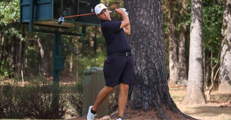 Golfista masculino joven haciendo un swing de golf