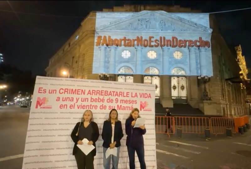 Presentes en el acto de rechazo al aborto donde también fue proyectado un Mapping en los muros del Congreso para pedir un alto al derramamiento de sangre infantil, Ana Rivas, Luisa Cantú y la empresaria Paulina Mendieta, voceras del movimiento en favor de la integridad de las mujeres y la vida.
Ellas hicieron un llamado a Clara Brugada, jefa de gobierno, y los legisladores capitalinos para que no manchen con más sangre a las mujeres y la CDMX.
Expusieron también los daños que son provocados a las mujeres que son orilladas al aborto, y las complicaciones para ellas al grado de provocarles la muerte.
Expusieron estadísticas, alcaldía por alcaldía, que muestran la condición real de inseguridad, pobreza, carencia de servicios de salud, y abandono a las mujeres; solicitaron que en lugar del aborto, los diputados legislen políticas públicas que provean de seguridad, educación, empleo digno, apoyo económico, y respeto a la Maternidad en las empresas.