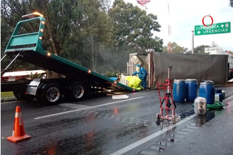 La volcadura de un tráiler cargado con ácido muriático causó más de diez horas de cierre y carga vehicular en la México-Cuernavaca este miércoles 29 de julio.