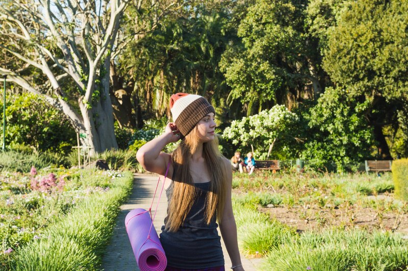 Mujer joven practicando yoga en el parque