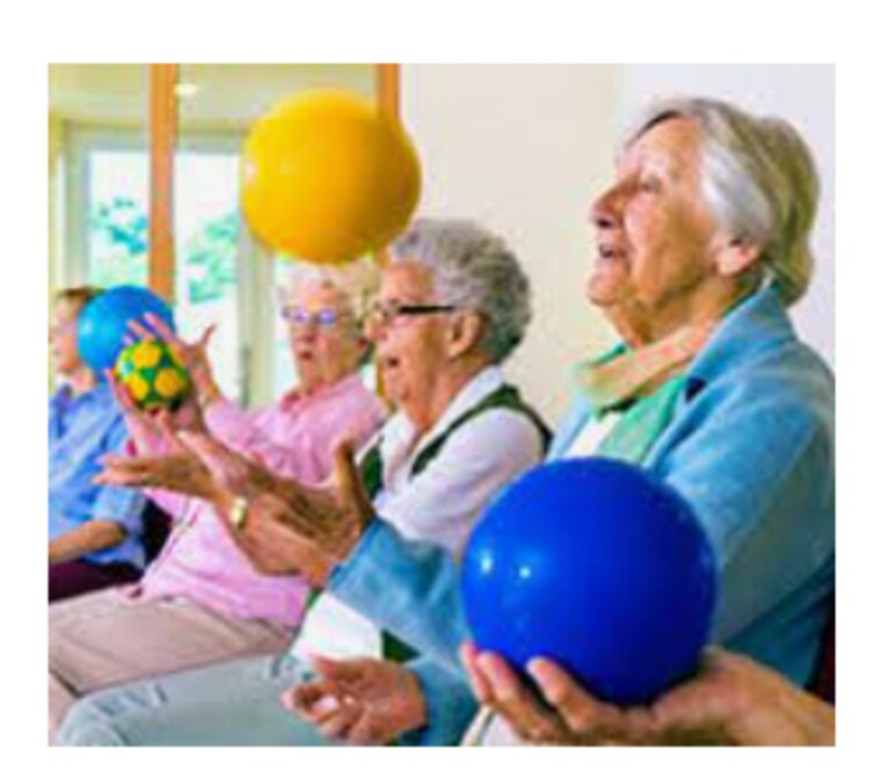 Mujeres mayores jugando con pelotas