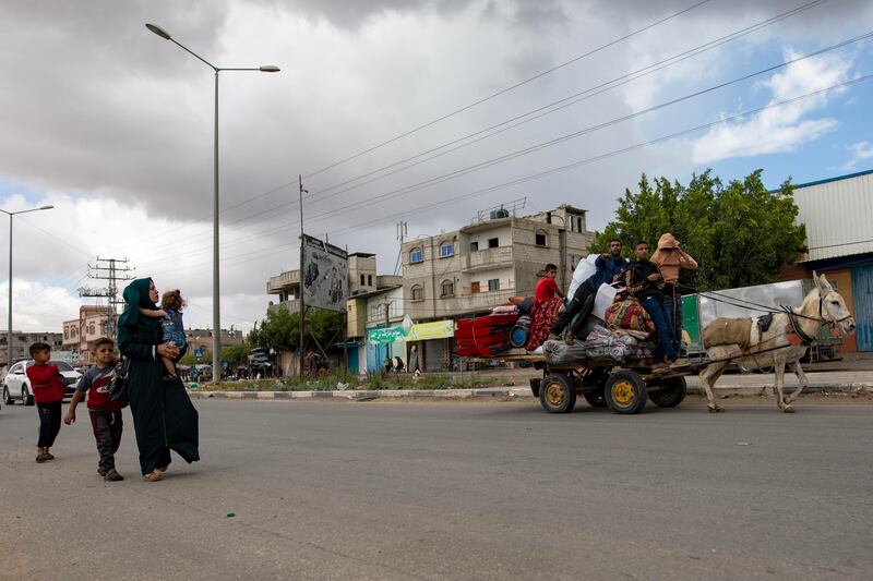 Familia palestina huyendo de la violencia