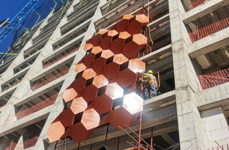 Colocación de paneles de fachada en un edificio