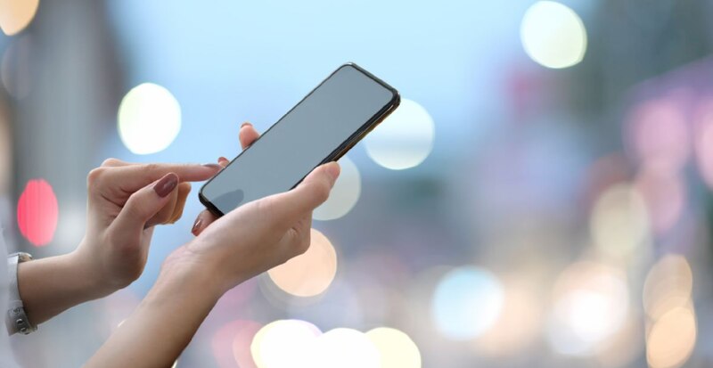 Mujer usando un teléfono móvil