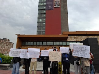 Tras la resolución de la Comisión Técnica de la UNAM, aspirantes aceptados llegan a defender su lugar