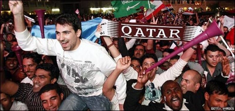Hinchas de fútbol celebran la victoria de su equipo