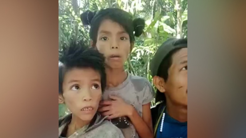 Tres niños indígenas venezolanos en la selva amazónica