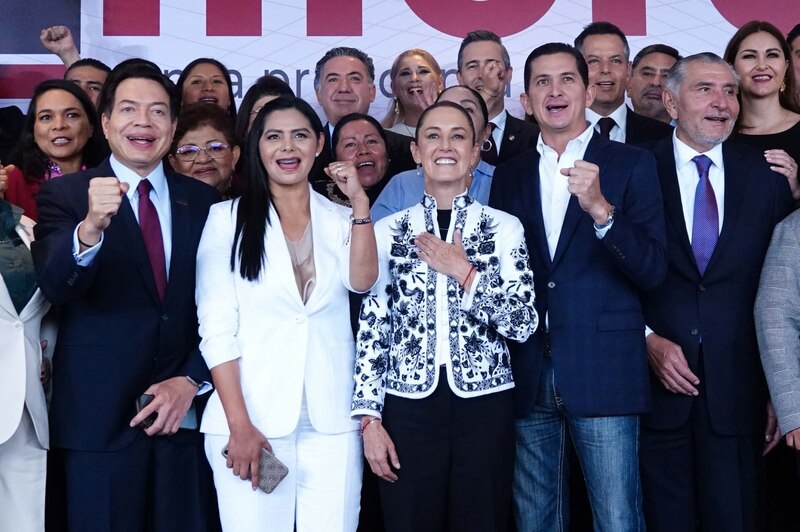 Clausura AMLO la Reunión Plenaria de Morena en Toluca