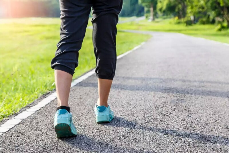 Mujer caminando por un sendero