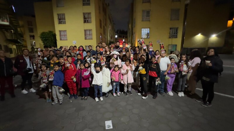 Entrega de juguetes a niños de escasos recursos