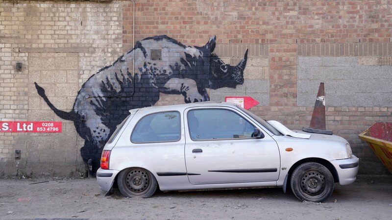 Banksy, el rinoceronte y el coche