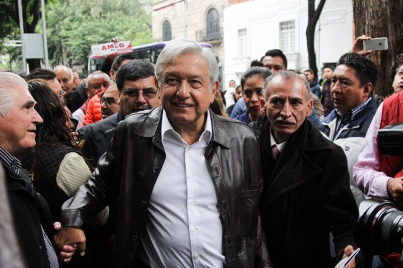 El presidente Andrés Manuel López Obrador saluda a sus seguidores.