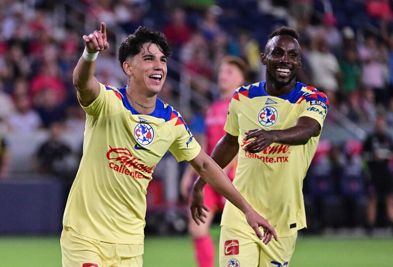 Jugadores del Club América celebran un gol