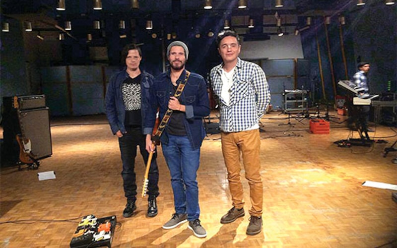Tres hombres en un estudio de grabación