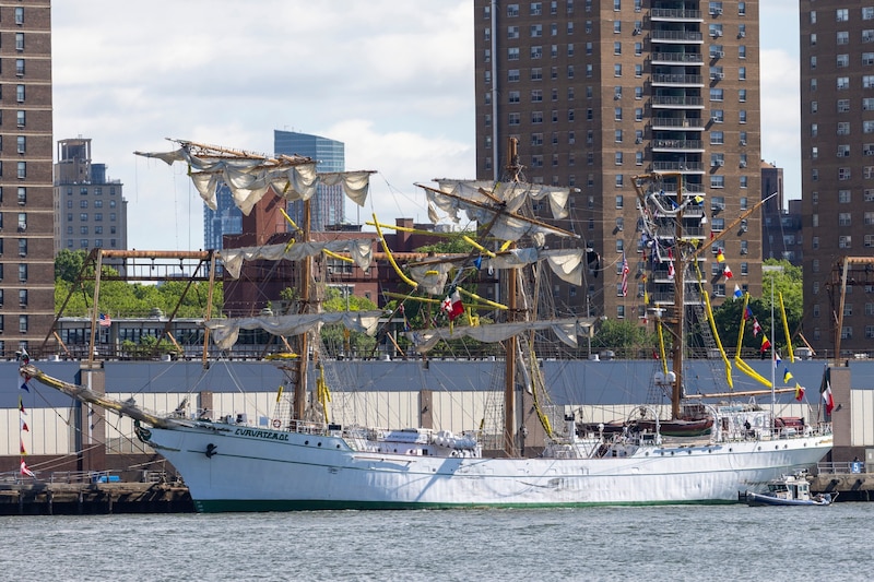El buque escuela Cuauhtémoc de la Armada de México se encuentra atracado en el East River con los mástiles rotos, al día siguiente de impactar contra el Puente de Brooklyn en Nueva York, EE. UU., el 18 de mayo de 2025.