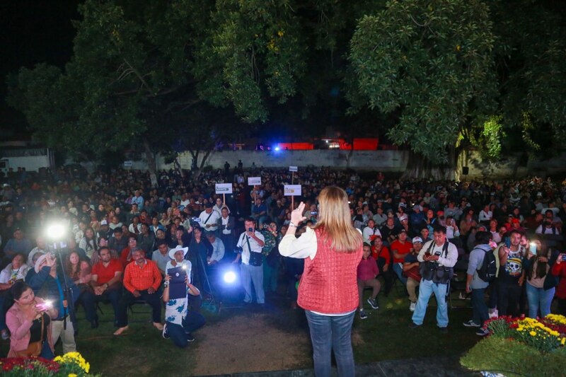 La candidata a la presidencia, María Eugenia Campos, da un discurso ante una multitud en un mitin político.