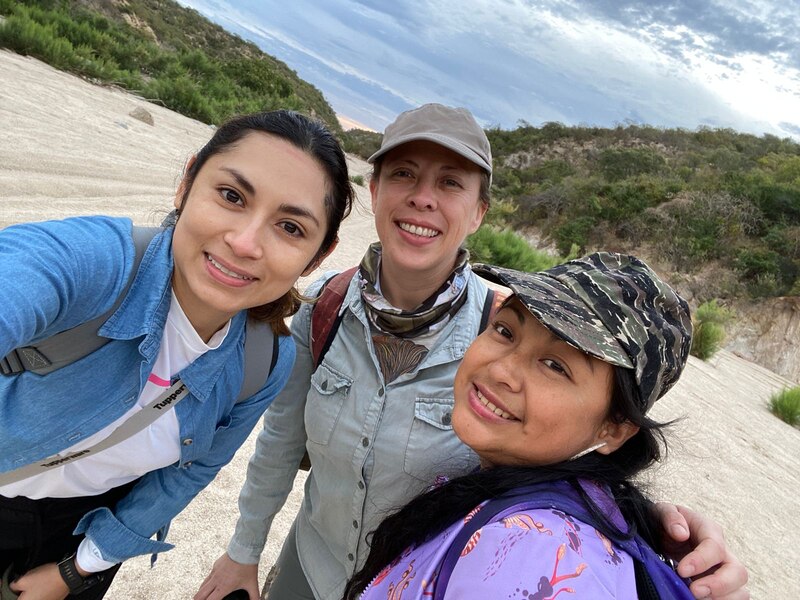 Mujeres sonríen en una foto grupal