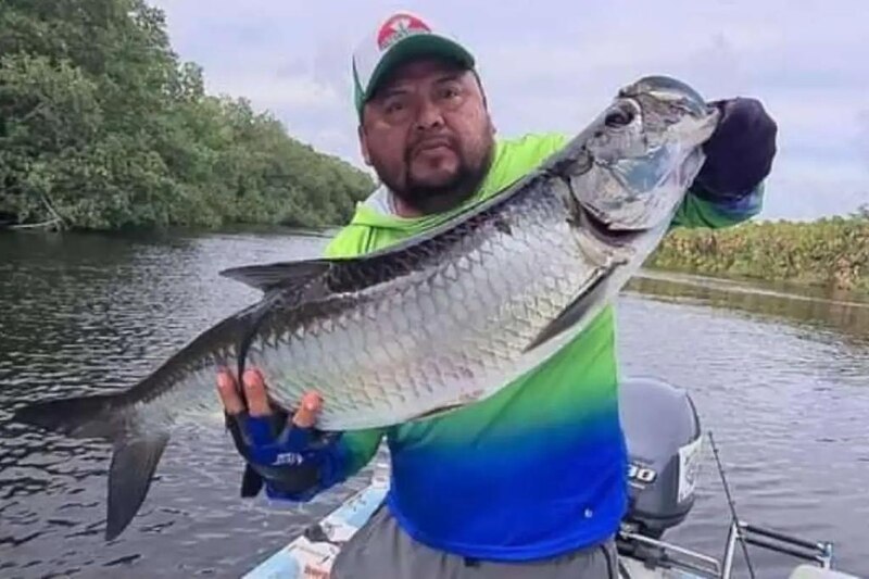 ¡Pescador colombiano captura un sábalo gigante!