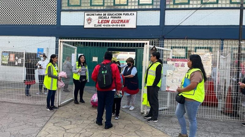 Entrega de útiles escolares a alumnos de la escuela primaria "León Guzmán"